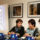 La alcaldesa de Segovia, Clara Luquero (C), clausura la segunda Lanzadera de Empleo y Emprendimiento Solidario, junto a la coordinadora de la lanzadera de empleo, Soraya de las Sías (I), y el coordinardor de la Fundación Telefónica-Ical