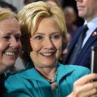 Hillary Clinton se hace un 'selfie' con una simpatizante en Los Angeles.-AFP / ROBYN BECK