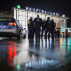 Oficiales de la policía patrullan en la estación principal de Colonia, en Alemania, la noche del 6 de enero.-