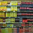 Estantería de un supermercado con bebidas azucaradas.-FERRAN SENDRA