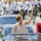 La presidenta brasileña, Dilma Rousseff, junto a su hija, Paula, saluda a su llegada al Palacio de Planalto.-EFE