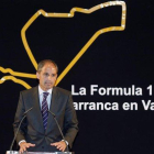 Francisco Camps, ante un diagrama del circuito de F-1 en Valencia.-MIGUEL LORENZO