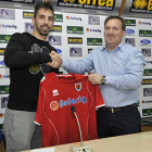 Isidoro con la camiseta del Numancia durante la presentación. / VALENTÍN GUISANDE-