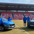 Varios jugadores del Numancia posan con los vehículos Hyundai sobre el césped de Los Pajaritos. HDS