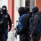 Policías belgas desplegados en una calle de Molenbeek, este lunes.-AP / GEERT VANDEN WIJNGAERT