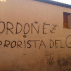 Pintada, en la que se puede leer 'J. L. Ordóñez, terrorista del Grapo', en la fachada de la vivienda del presidente de la plataforma 'No más mierda', José Luis Ordóñez-ICAL