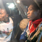 Caster Semenya (derecha), en una imagen de archivo, con su novia Violet.-AFP / MUJAHID SAFODIEN