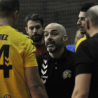 Daniel Bandrés charla con sus jugadores durante el último partido del BM Soria en el San Andrés.-Valentín Guisande