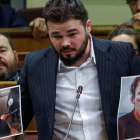 El portavoz de ERC, Gabriel Rufián, muestra unas fotografías al Gobierno.-EMILIO NARANJO/EFE