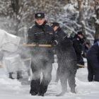 Gendarmes rumanos limpian la nieve en los accesos a una escuela en Bucarest.-AP / VADIM GHIRDA