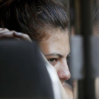 Una migrante hondurena mira por la ventana del autobus que la regresara voluntariamente a Honduras desde Tecun Uman, Guatemala.-EFE / ESTEBAN BIBA