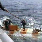 Miembros de los equipos de rescate rusos regresan en un minisubmarino tras una inmersión en busca del sumergible siniestrado en el mar de Barents.-AP