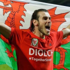 Bale celebra la clasificación de Gales para la Eurocopa.-MATT DUNHAM / AP