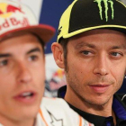 Valentino Rossi, a la derecha, observa a Marc Márquez, en el GP de EEUU de este año.-ALEJANDRO CERESUELA
