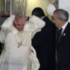 El papa Francico pierde su gorro al bajar del avión, este jueves en Manila.-Foto: AP / BULLIT MARQUEZ