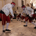 Danzantes de San Leonardo en plena ejecución de una de las 11 danzas.-LAT