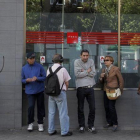 Parados en la entrada de una oficina de empleo de Madrid.-ANDRES KUDACKI