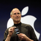 Steve Jobs, en el 2007, presentando el primer iPhone.-