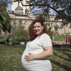 Una embarazada en los jardines de la Maternidad.-ARCHIVO / CESAR DEZFULI