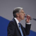 El ministro británico de Economía, Philip Hammond, bebe agua durante su discurso en el congreso anual del Partido Conservador en Birmingham.-FACUNDO ARRIZABALAGA / EFE
