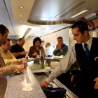 Un camarero sirve a un cliente en el bar de un tren AVE.-DANNY CAMINAL