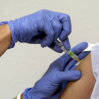 Una persona se vacuna frente a la gripe en un centro médico-Ical