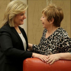 Fátima Báñez, ministra de Empleo (izquierda) conversa con la presidenta de la comisión del Pacto de Toledo, Celia Villalobos.-EL PERIÓDICO