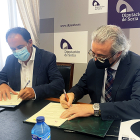 Benito Serrano  y Carlos Fernando Cabezas, en la firma del convenio. HDS