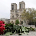 Una rosa depositada cerca de la catedral de Notre Dame, en París, un día después de la catástrofe.-LUDOVIC MARIN (AFP)