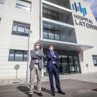 El director médico, Domingo Machuca, y el director gerente, Eduardo López, posan ante la entrada al nuevo centro hospitalario. MARIO TEJEDOR