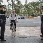 El alcalde de Valencia, Joan Ribó, llega en bicicleta al ayuntamiento, este lunes.-Foto: MIGUEL LORENZO