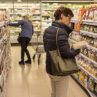 En España la confianza de consumidores y empresarios cae 1,2 puntos en el mes de marzo, acumulando un segundo descenso consecutivo.-CARLOS VALBUENA JUNQUERA (EL PERIÓDICO)