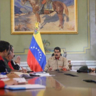 El presidente Nicolás Maduro reunido con sus ministros en el Palacio de Miraflores.-REUTERS