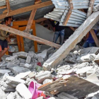Un hombre comprueba el estado ruinoso de su hogar tras el terremoto que ha sacudido la isla indonesia de Lombok.-AULIA AHMAD (AFP)