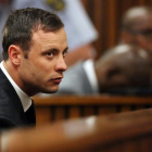 Oscar Pistorius escucha el veredicto que le declaró culpable de asesinato de su novia.-AFP / SIPHIWE SIBEKO