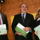 Nadia Calviño, en su etapa como directora general de Competencia en 2004, junto al exvicepresidente Pedro Solbes y al exsecretario de Estado de Economía, David Vegara.-JUAN CARLOS HIDALGO (EFE)
