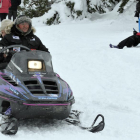 Salva Luque sigue en moto de nieve la evolución de una etapa de la Soria Unlimited del año pasado.-VALENTÍN GUISANDE
