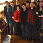 El presidente de Aragón, Javier Lambán, el lunes, junto a la consejera de cultura Mayte Pérez y el alcalde de Villanueva, Ildefonso Salillas, en el Monasterio de Sijena, ante las piezas llegadas del Museu de Lleida.-/ EFE / JAVIER BLASCO (EFE)