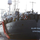 El barco Alan Kurdi, a 34 millas (casi 63 kilómetros) de la costa de Libia , el pasado viernes.-OENEGÉ SEA-EYE