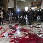 Varios periodistas inspeccionan el lugar de un atentado suicida en el Palacio de Justicia de Damasco (Siria), el pasado 15 de marzo.-EFE
