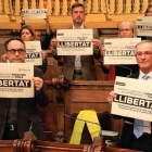 Los concejales del PDECat en Barcelona muestran carteles pidiendo la libertad de los encarcelados. Con un lazo amarillo, el lugar que ocupaba el exedil y exconseller Joaquim Forn.-FERRAN NADEU