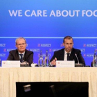 Los directivos de la UEFA en conferencia de prensa.-
