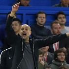 Guardiola da instrucciones a los jugadores del City en Stamford Bridge.-AFP / IAN KINGTON