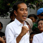 Joko Widodo celebra su victoria en las elecciones durante una visita a un barrio de Yakarta, este martes.-GOGH CHAI HIN (AFP)