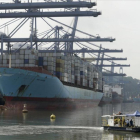 Un barco carga contenedores al lado del nuevo Canal de Panamá.-AP / ARNULFO FRANCO