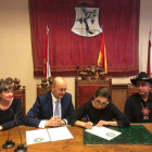 El alcalde junto a representantes de Texas durante la firma.-HDS