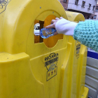 Depositando un envase ligero en el contenedor amarillo.-HDS