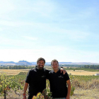 José Antonio Arévalo (i) y César Nuñez Piedrahita posan en una viña de Curiel.-M.T.