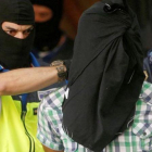Un detenido por yihadismo en Madrid, en una imagen del pasado junio.-REUTERS / JUAN MEDINA