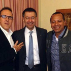 El agente Wagner Ribeiro, Josep Maria Bartomeu y el padre de Neymar.-
